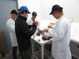集果軒何副總與集果軒智利分公司商務經理Francisco在Xfru5包裝廠對產品進行質量檢驗