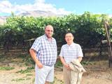 集果軒總經理蔣旭飛先生與南非農場主于葡萄果園合影