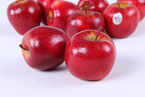 圣诞节一一送给对方浪漫之果红玫瑰苹果